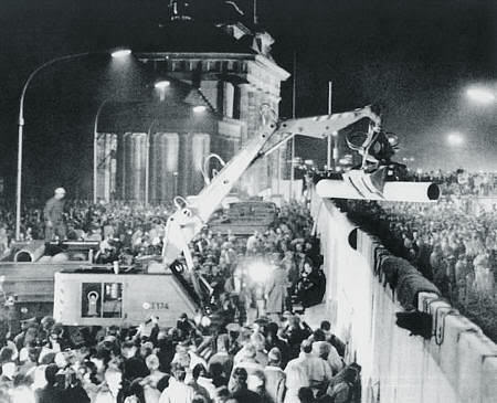 Derribando el muro de Berlín el 9 de noviembre de 1989