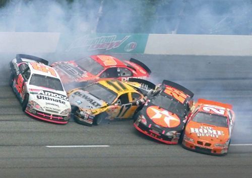 Espectacular accidente durante una de las carreras de la NASCAR