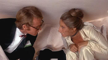 Una cena llena de incidentes verbales. Ryan O'Neal y Barbra Streisand en "¿Qué Me Pasa, Doctor?" ("What's Up, Doc?", 1972)