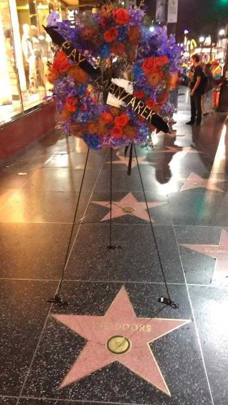 Flores por la muerte de Ray Manzarek en el paseo de la fama de Hollywood