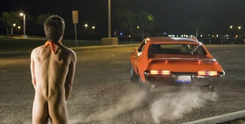 En pelotas y sin su Pontiac GTO del '69 en "Sex Drive" (2008)