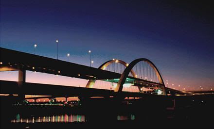 Puente Goshikizakura (五色桜大橋) iluminado con la energía procedente de las vibraciones del tráfico