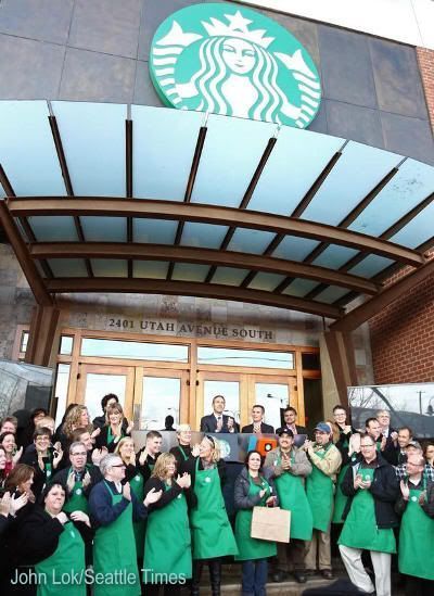 Celebrando el 40º aniversario a las puertas de la sede de Starbucks