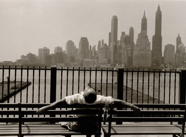 Manhattan desde el Paseo de Brooklyn (Stettner, 1954)