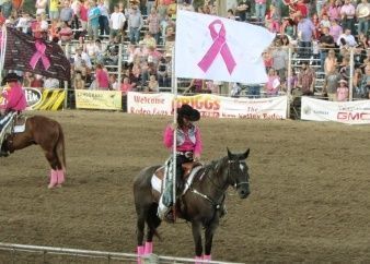 Día del cáncer de mama en el rodeo (Tough enough to wear pink)