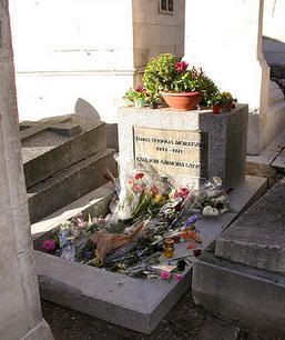 Tumba de Jim Morrison en el cementerio de Pere Lachaise (París)