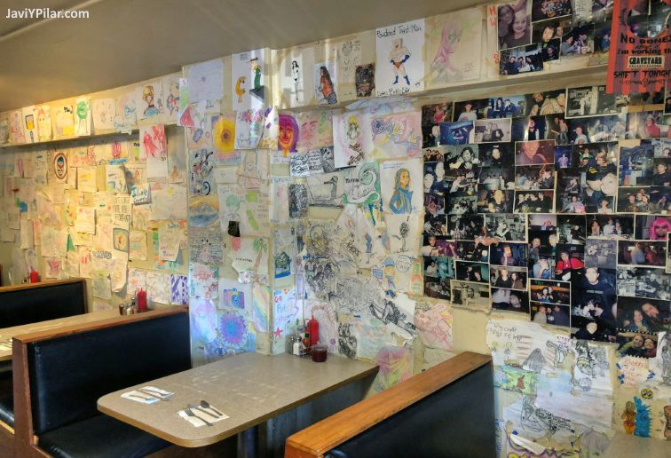 Dibujos en las paredes del Beth's Cafe (Seattle, Washington) en 2018