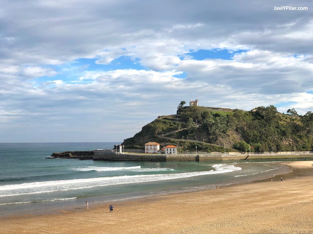 Playa de Santa Marina en Ribadesella (Asturias, España) con la ermita de La Guía al fondo