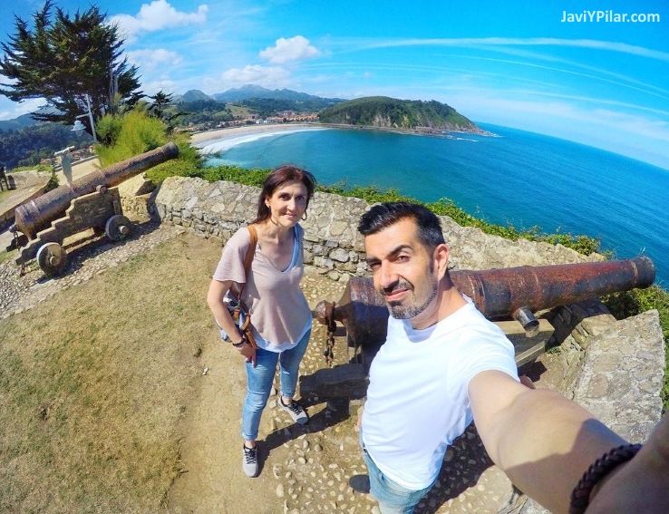 Selfie posando con los cañones de la ermita de La Guía de Ribadesella (Asturias). Vistas de la playa de Santa Marina