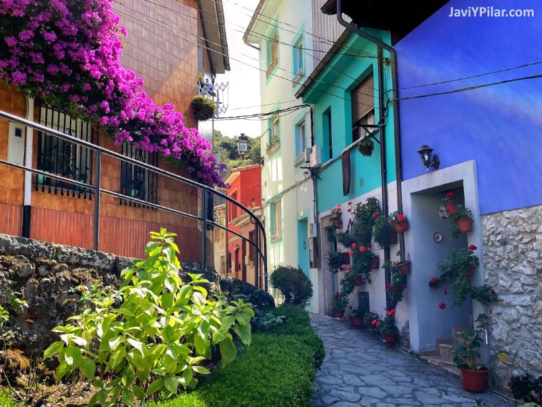 Coloridas callejuelas del barrio de El Portiellu en Ribadesella (Asturias, España)