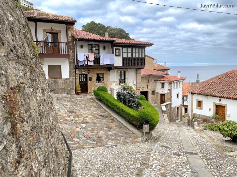 Calles del barrio antiguo de Lastres (Asturias, España)