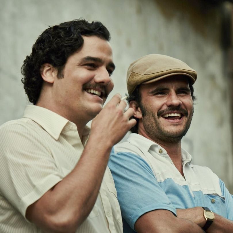Pablo Escobar y su primo Gustavo Gaviria en la serie "Narcos" de Netflix