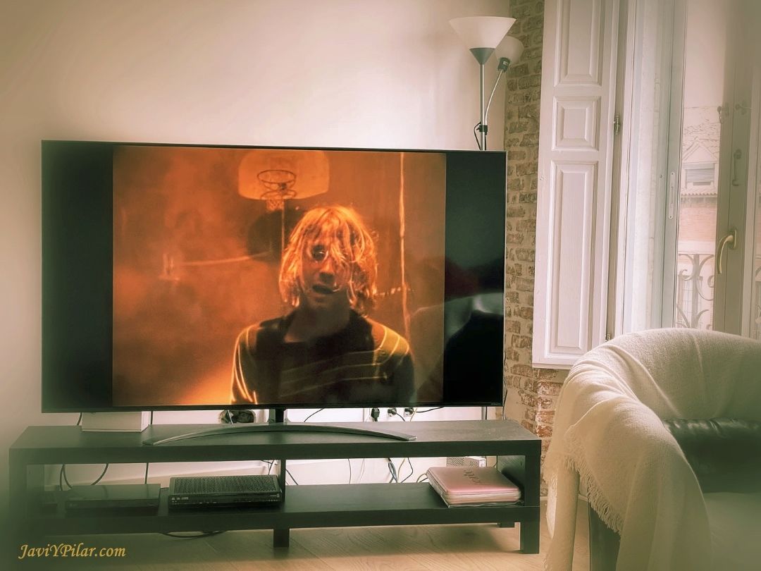 Viendo documentales sobre Nirvana y Kurt Cobain en casa (abril de 2022)