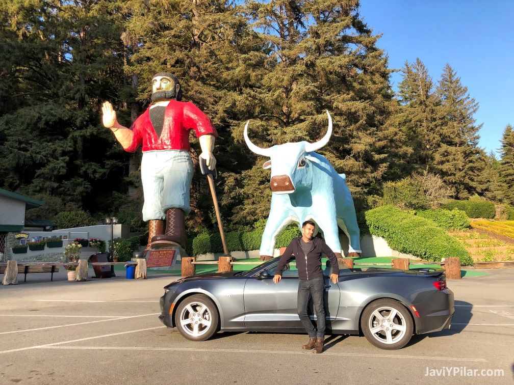 Posando con nuestro Camaro delante de Paul Bunyan y Babe, el buey azul (roadtrip 2019)