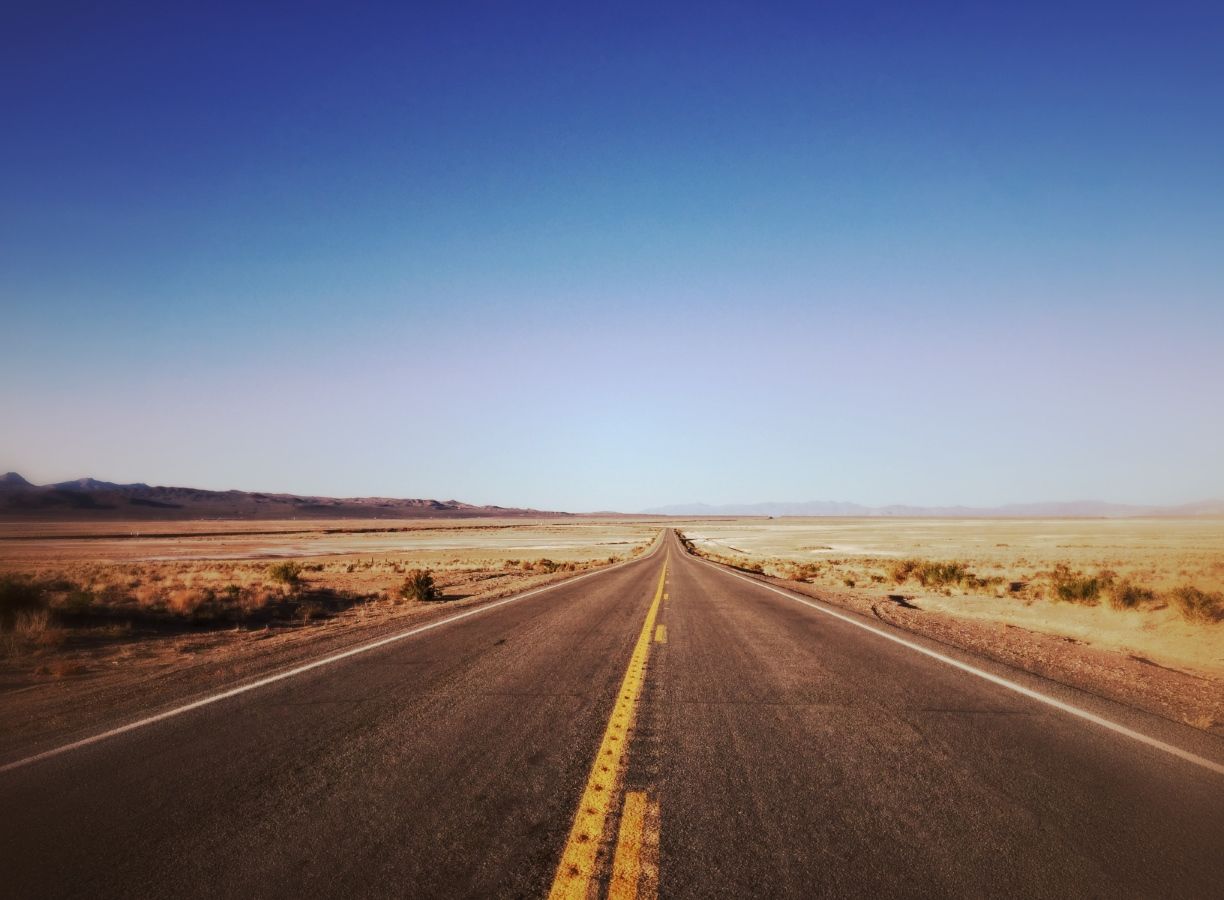 Carretera por el desierto. Ruta 95 a su paso por Nevada